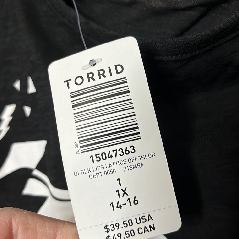 Torrid | LATTICE OFF SHOULDER TEE - HERITAGE SLUB LIPS BLACK - Picture 6 of 7